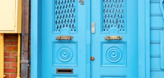 Как заменить старую дверь своими руками